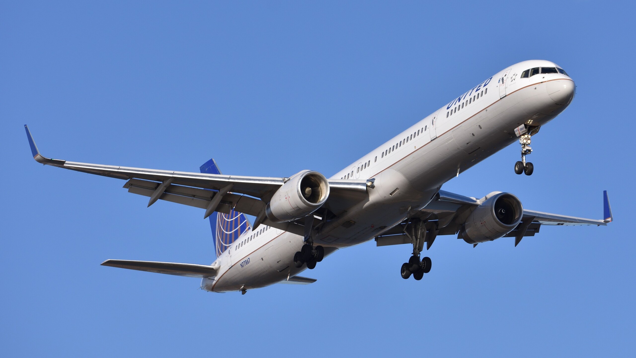 FAA Adopts Fuselage Frame Crack Inspections for Boeing 757-300