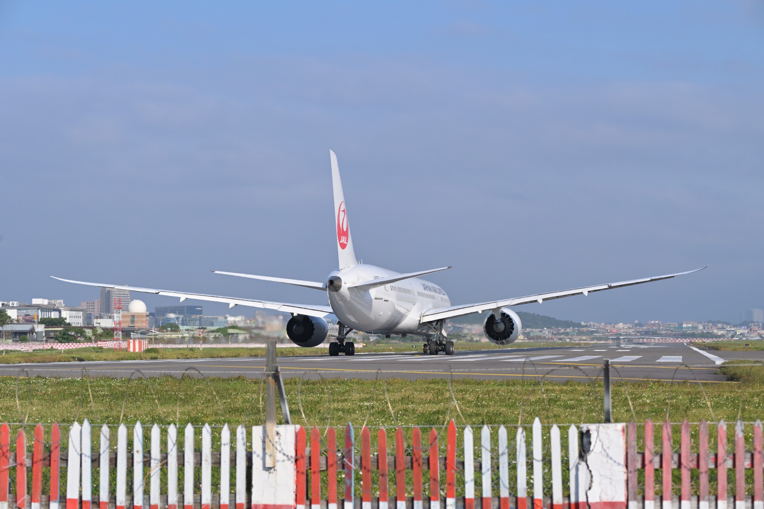 Japan Airlines Renews Lufthansa Technik 787 Component Deal Through 2036