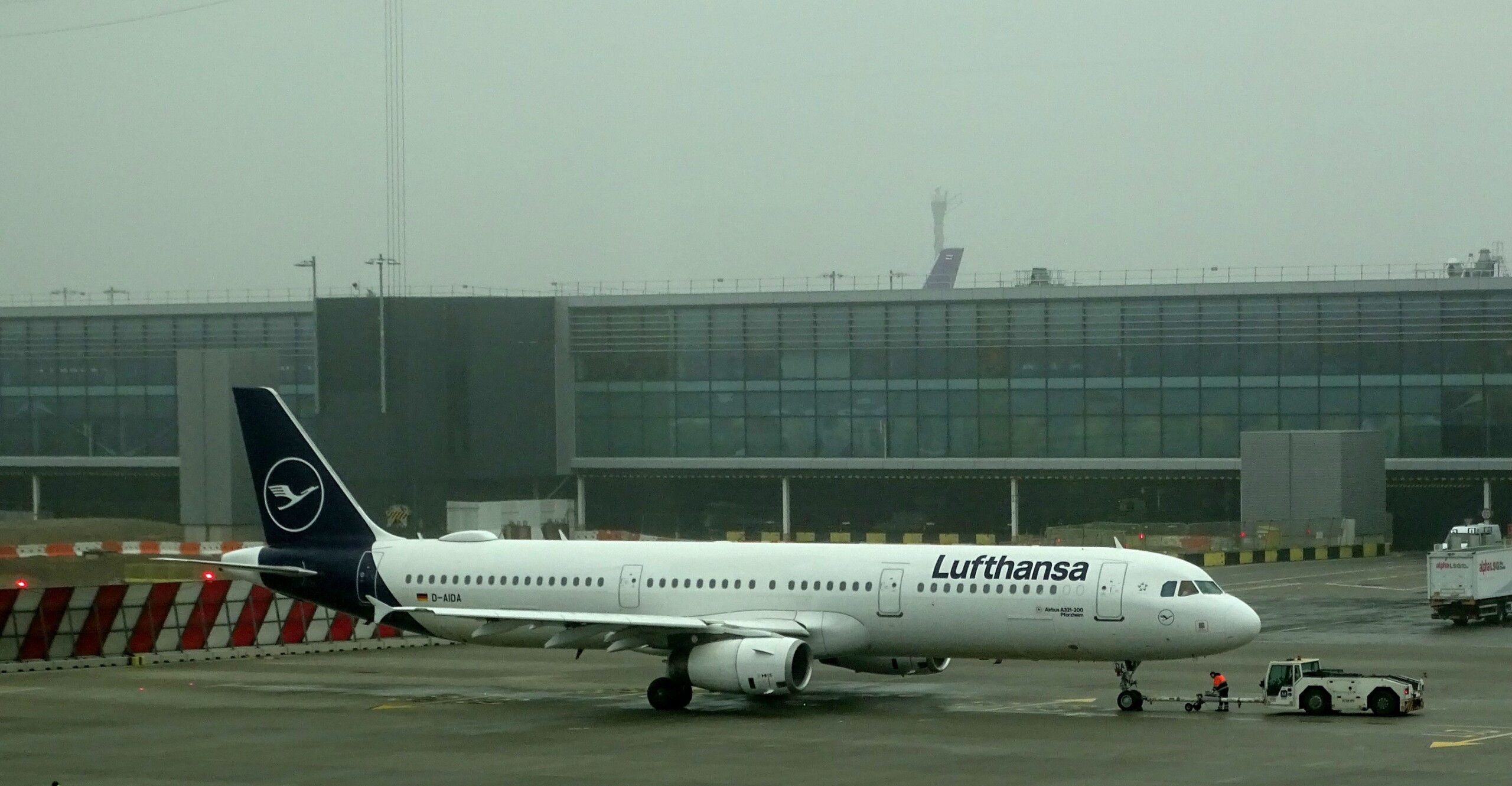 Power Bank Fires on KLM and Lufthansa Flights Test Europe's New Cabin Rules